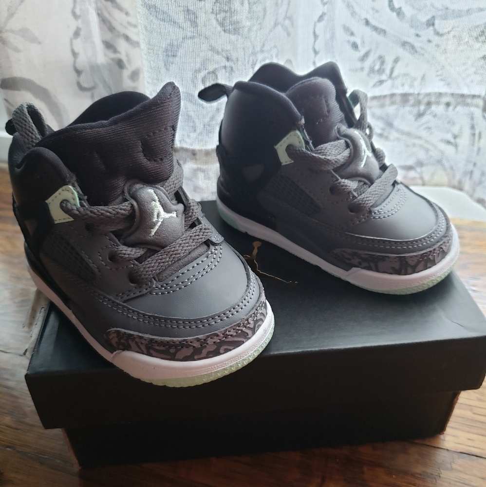 Spizike Jordan's size 4 mint, black